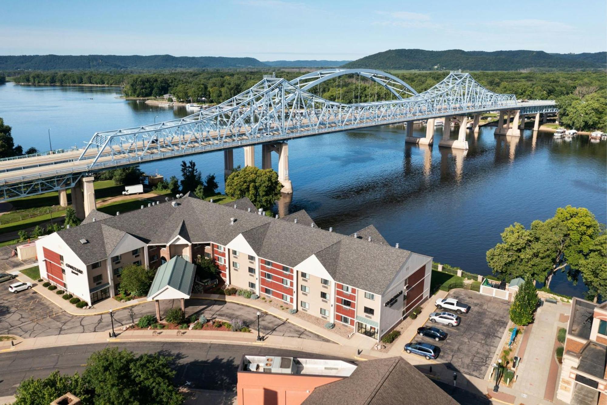 Courtyard La Crosse Downtown/Mississippi Riverfront Buitenkant foto